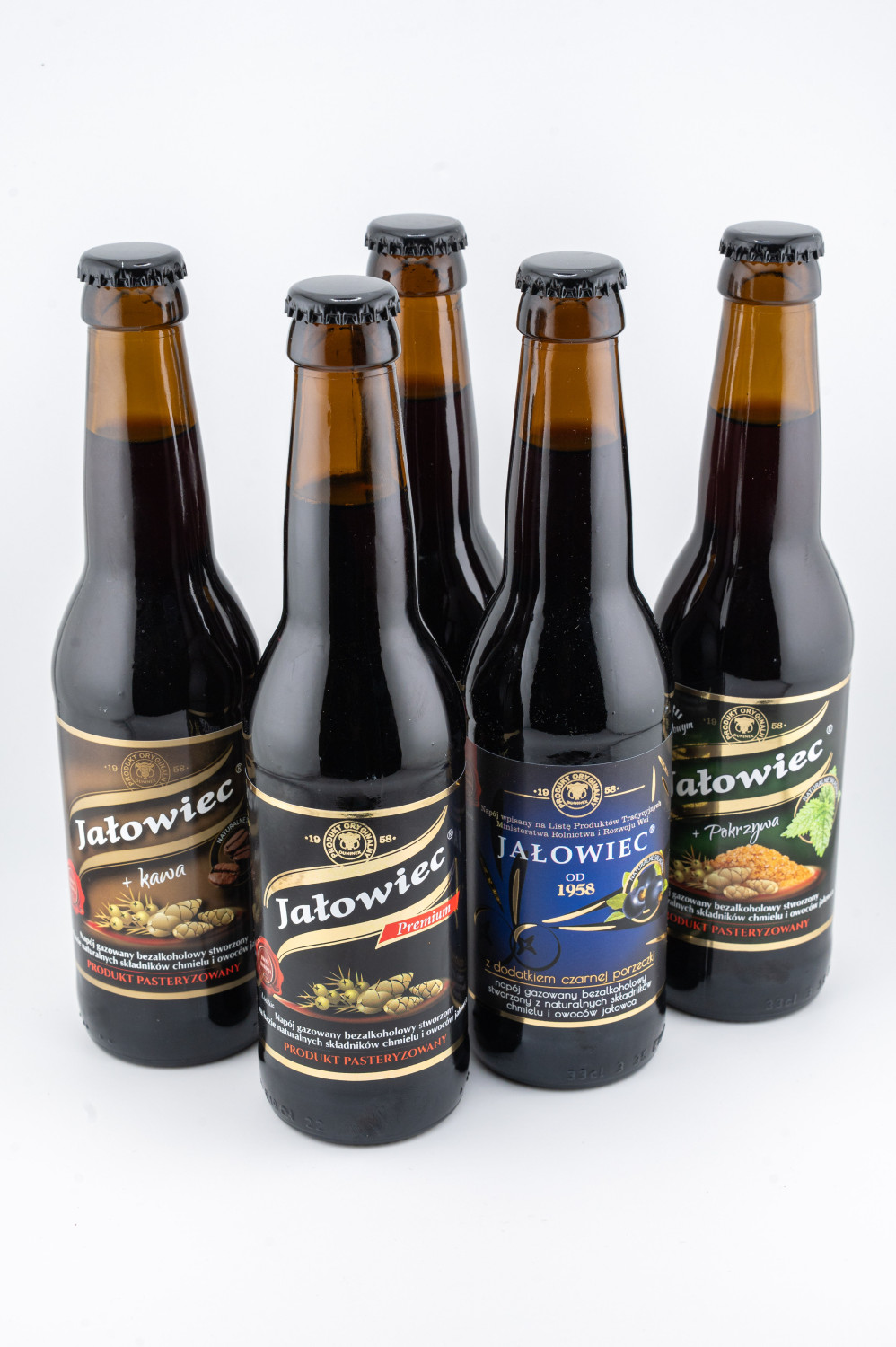 Zdjęcie podglądowe ukazujące 5 butelek napojów bezalkoholowych marki jałowiec. Zdrowa alternatywa do drinków!