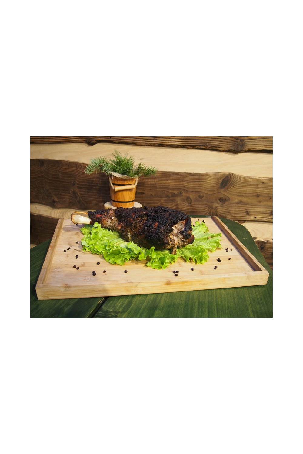 Rustykalne zestawienie pieczeni mięsnej z kością. Produkt na zamówienie urozmaici każdy wiejski stół.