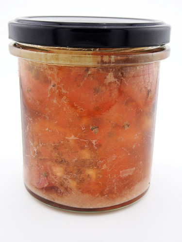 Słoik o pojemności 350ml ukazująca soczyste mięso z sarny w sosie własnym. Produkt dostępny w sklepie Leśne Smaki.