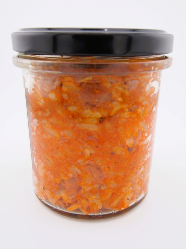 Słoik 350ml wypełniony paprykarzem z pstrąga wędzonego.