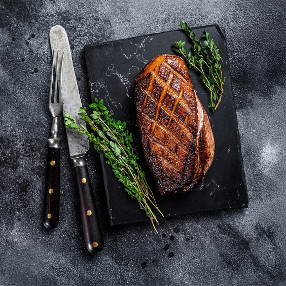 Kawałek usmażonego mięsa leżący na talerzu